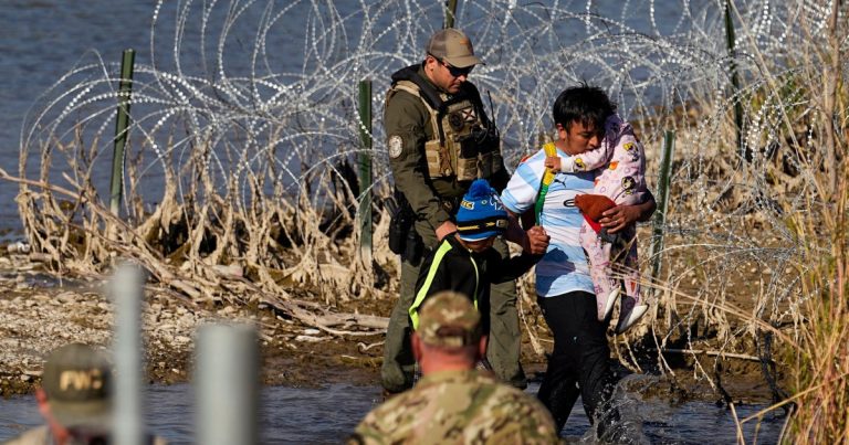 240129 Migrants Border Eagle Pass Wm 411p 1 C1721a.jpg